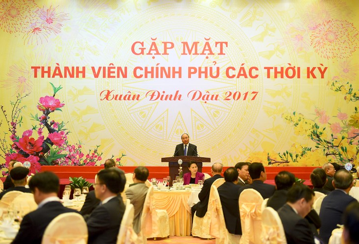  Nguyen Xuan Phuc trifft Kabinettsmitglieder verschiedener Amtszeiten - ảnh 1